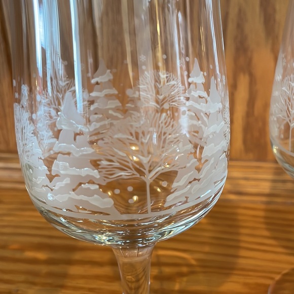 Beautiful winter scene goblets. Set of 4 with gold rim. - Picture 3 of 3